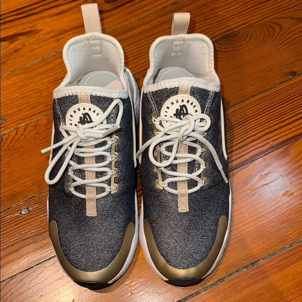 Women’s Nike Air Huarache Run Ultra SE Shoes